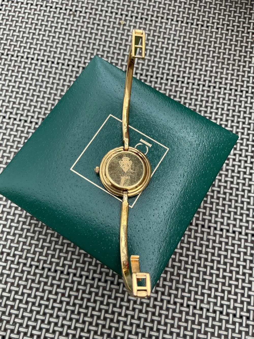 Beautiful GUCCI bangle watch w/ set of colorful bezels โค๏ธ๐๐ค๐๐๐ค - Picture 9 of 14